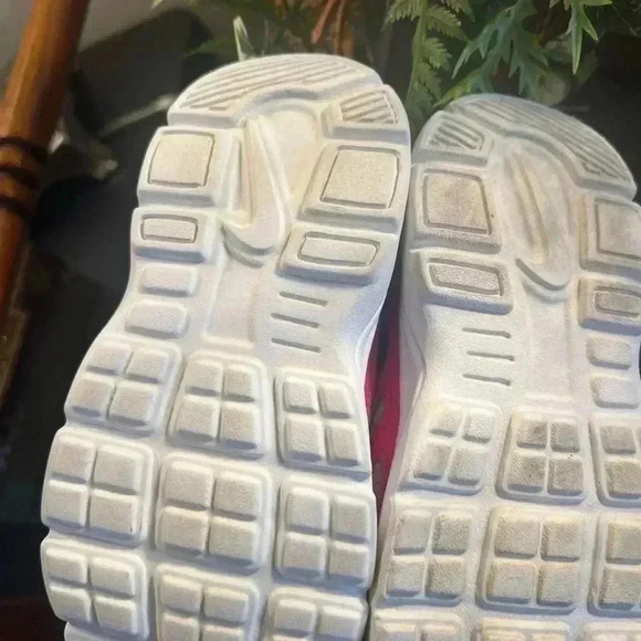 SELLING AS A LOT BITH SIZE 9 NIKE SNEAKERS & ITZY BITZY FLIP FLOPS - Picture 5 of 10